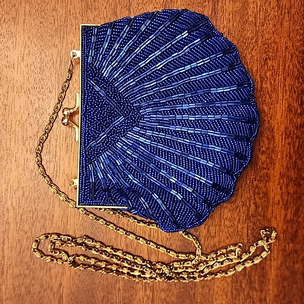 GORGEOUS blue ✨️Vintage✨️ hand beaded clamshell clutch